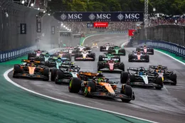 Ongeziene beelden: Max Verstappen crasht bijna samen met Oscar Piastri