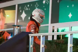 Bizarre beelden: Lewis Hamilton vergeet compleet waar hij is en zorgt voor problemen bij de FIA