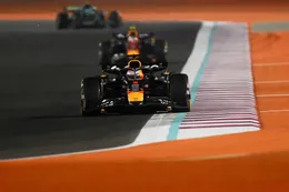 Verstappen troeft Norris en Piastri af en pakt eerste kampioenschap van 2025