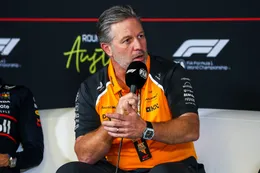 Zak Brown maakt Max Verstappen compleet met de grond gelijk en neemt Red Bull-coureur zijn titel af