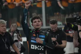 Lando Norris wijst naar Max Verstappen na binnenhalen van wereldtitel