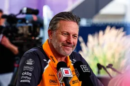 Zak Brown zet eigen coureurs te kakken tijdens McLaren-ceremonie