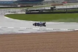 Video: F1-team maakt debuut op doorweekt Silverstone met veelbesproken Mercedes-motor