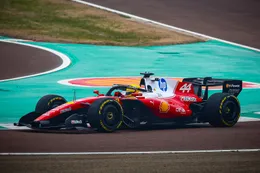 Lewis Hamilton doet boekje open over eerste meters in nieuwe Ferrari-auto: 'Daar zal ik nooit aan wennen...'