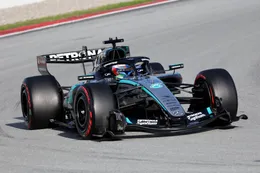 Max Verstappen ontvangt angstaanjagend bericht vanuit Mercedes na eerste testdag