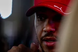 Ferrari moet mogelijk tijdens het seizoen afscheid nemen van Hamilton: 'Dan maakt hij het seizoen niet af'