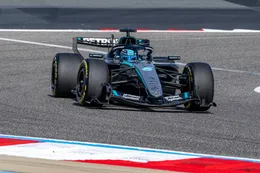 George Russell staat lijnrecht tegenover Max Verstappen