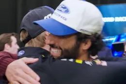 Video: geweldig moment tussen Ricciardo en Verstappen: 'Die zachte handen herken ik'