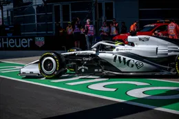 Ongeziene beelden: Cadillac van Sergio Pérez komt tot leven en knalt bijna tegen ander team aan