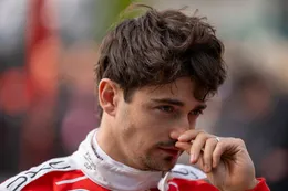 Charles Leclerc schaart zich achter Max Verstappen en maakt F1 met de grond gelijk