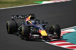 Max Verstappen naar de stewards na incident met Lewis Hamilton