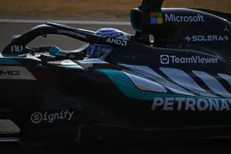 Lewis Hamilton gooit Mercedes voor de bus en onthult illegale motormodus