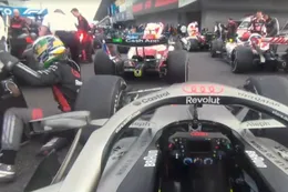 Video: Gabriel Bortoleto bespringt Cadillac-monteur in F1-pitstraat