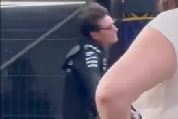 Video: Toto Wolff gaat viraal na botsing tijdens F1-weekend in Australië