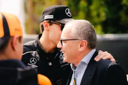 Russell staat lijnrecht tegenover Verstappen en steunt F1-bazen