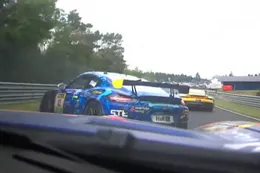 Video: 24 uur van de Nürburgring van Max Verstappen bijna voorbij door bizarre actie
