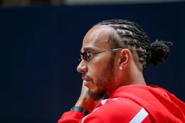 Lewis Hamilton is woest en toont middelvinger aan coureur tijdens GP Miami