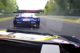 Video: Nürburgring-concurrent zingt het 'Verstappen-lied' als hij ingehaald wordt door Max