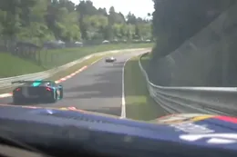 Video: Max Verstappen crasht bijna vol in de vangrail