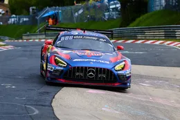 BREAKING: Max Verstappen maakt fans gek en pakt de leiding op de Nürburgring