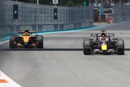 Lando Norris snapt Max Verstappen niet: 'Wat doet hij?! Hij vergooit zijn eigen race'