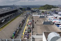 Bijzonder incident in Nürburgring-pitstraat vastgelegd tijdens 24-uursrace