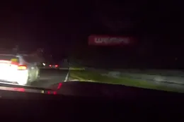 Video: Max Verstappen raakt 'Nürburgring-vijand' en ligt bijna uit de race