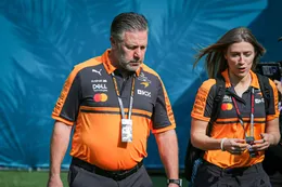 Zak Brown is woedend op Red Bull-constructie en stapt naar FIA
