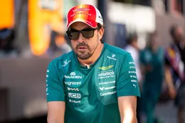 Fernando Alonso is er helemaal klaar mee en haalt snoeihard uit naar Adrian Newey