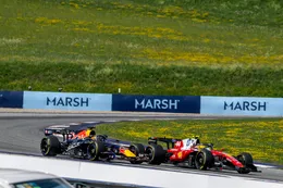 Lewis Hamilton is niet blij met het radiobericht van Max Verstappen: 'Dat doe je niet'