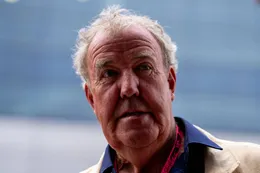 Oscar Piastri klungelt in tractor van Jeremy Clarkson