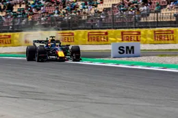 Mercedes schuift Max Verstappen aan de kant in Barcelona