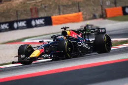 Red Bull-baas klimt in de radio en spreekt Max Verstappen aan na race in Barcelona