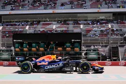 Problemen voor Max Verstappen in de pitstraat in Barcelona?