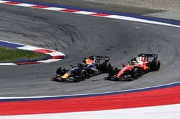 Lewis Hamilton spreekt Max Verstappen aan na pittig duel in Oostenrijk
