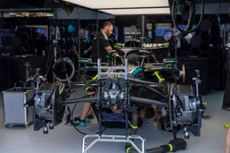 Bizar probleem voor Mercedes: kapotte batterij zit maandenlang vast op boot