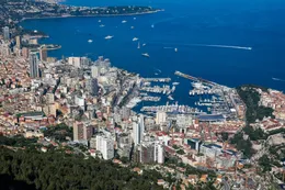 Video: horrorcrash met voetganger nipt vermeden in Monaco