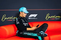 Bizarre beelden: George Russell volledig buitengesloten in de F1