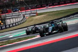 George Russell met zijn handen in het haar om Mercedes-motor: 'Baart ons grote zorgen'