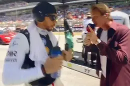 Lewis Hamilton zet Nico Rosberg te kakken op live televisie