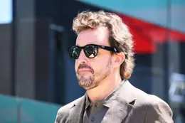 Fernando Alonso steunt Max Verstappen en haalt uit naar FIA