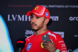 Lewis Hamilton verslagen door Max Verstappen en wijst naar Ferrari-monteurs