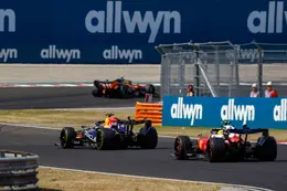 Lewis Hamilton is er klaar mee en haalt hard uit naar de FIA