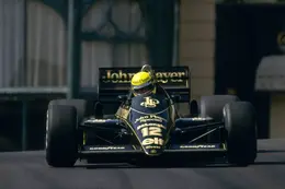 F1-coureur in tranen na rit in iconische auto van Ayrton Senna op Silverstone