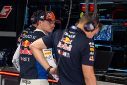 Max Verstappen gelooft zijn eigen ogen niet en denkt dat hij wordt tegengewerkt