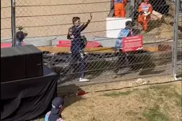 Video: Max Verstappen toegejuicht door Lando Norris-fans in Silverstone