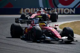 Lewis Hamilton is woest en wijst naar controversiële actie Charles Leclerc