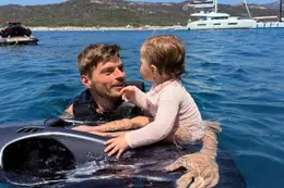 Max Verstappen deelt bijzondere beelden van de eerste vakantie met dochter Lily