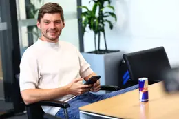 Max Verstappen verrast vriend en vijand en komt met groot nieuws over zijn Red Bull-contract