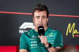 Fernando Alonso hint op vals spel vanuit Lewis Hamilton en Ferrari in Spanje